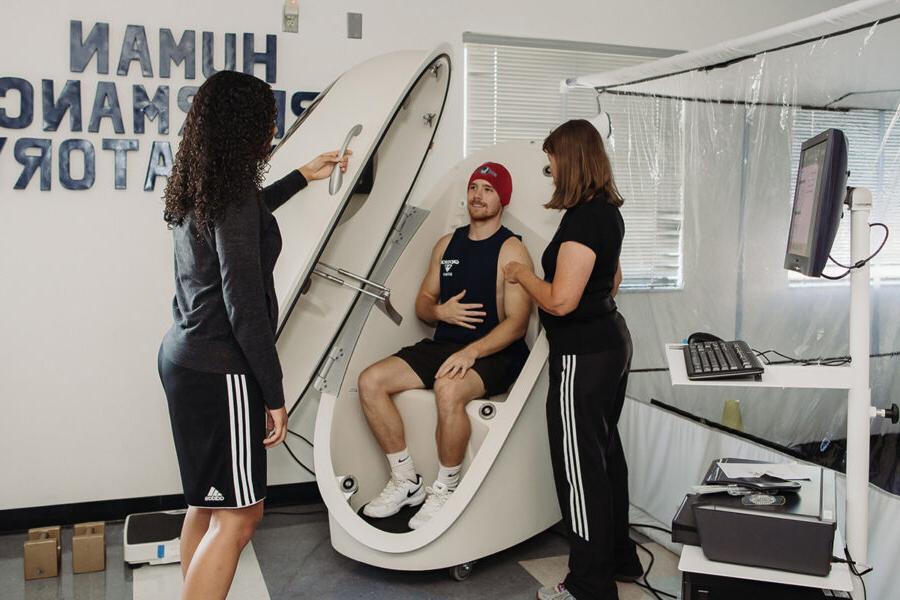 Students from the 人类的表现 and Sport major conduct laboratory tests.