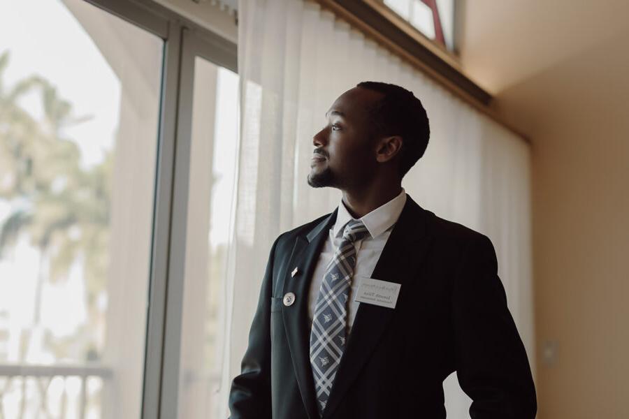 业务 student looks out of window at Palm Beach Atlantic University